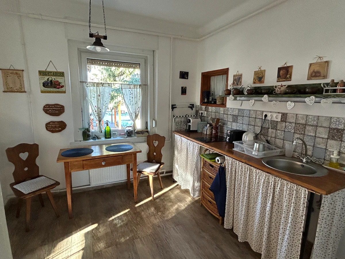 Világos, jól felszerelt konyha a Sziget Gyöngye Vendégházban Tahitótfaluban